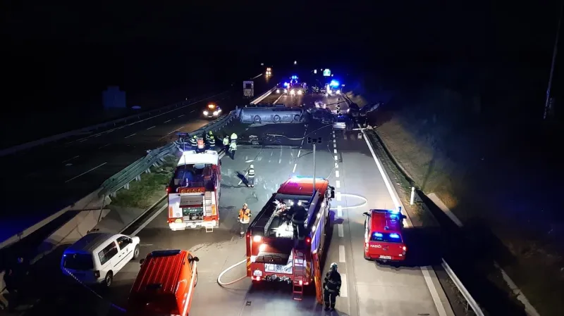 Hromadná nehoda osobních aut a cisterny na D1