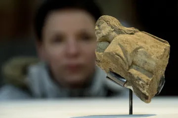 „Luxuju, luxuju a najednou kámen.“ Vzácný fragment Ježíše objevený při úklidu bude vystaven 