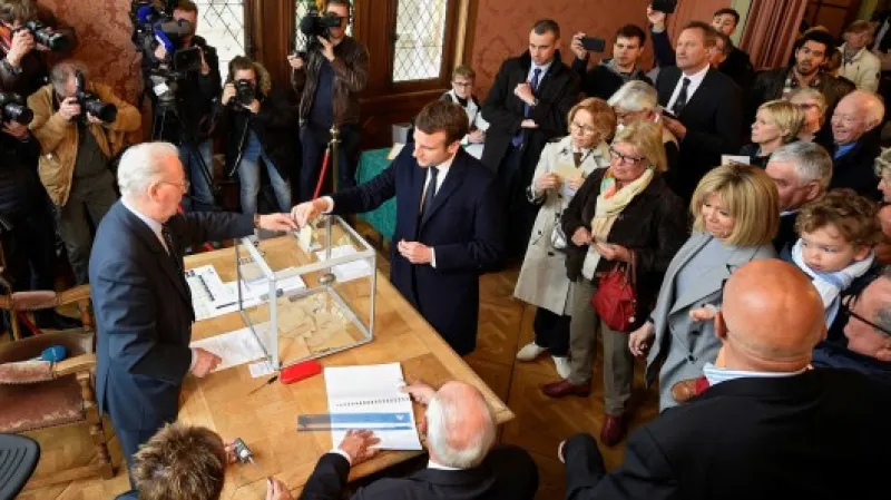 Emmanuel Macron odevzdává hlas v severofrancouzském Touquetu
