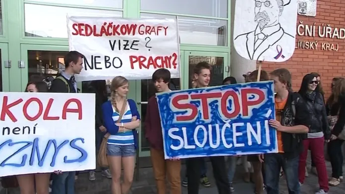 Protest vsetínských studentů před krajským úřadem