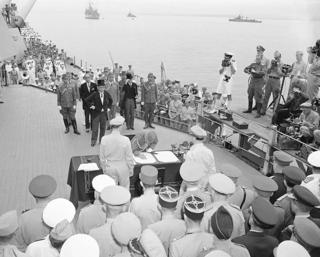 Zlomovým okamžikem války v Tichomoří pak bylo svržení jaderných bomb na japonská města Hirošimu a Nagasaki