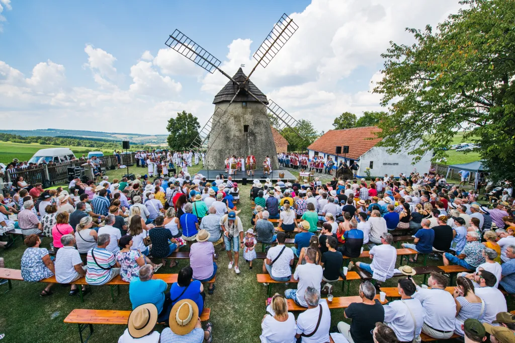 Ukončovací program 30. výročí pořádání Horňáckých slavností 21. července 2024 u větrného mlýna v Kuželově na Hodonínsku.