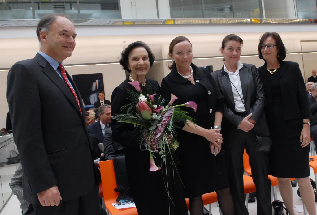 Rodina Tomáše Bati mladšího navštívila Zlín, aby uctila jeho památku, 16. září 2008. Na fotografii jsou pokračovatelé rodu, syn Thomas, dcery Monica, Christine a Rosemarie s vdovou Sonjou a snachou Sarah