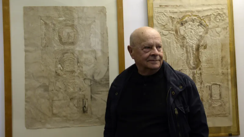 Aleš Veselý na výstavě svých grafik v Galerii Millennium