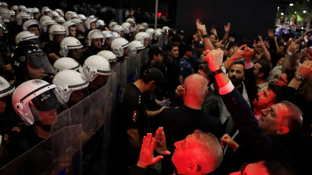 Podporovatelé Lidové republikánské strany se střetli s policií u sídla strany v Istanbulu (7. září 2025)