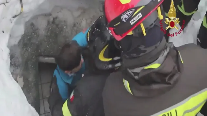 Vyprošťování přeživších ze zavaleného hotelu