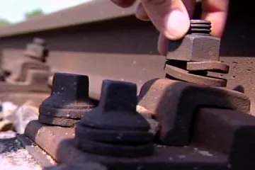 Inspekce k vykolejení vlaku: Trať byla v katastrofálním stavu