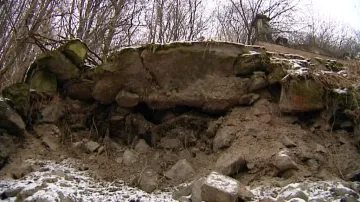 Zřícená zeď v Kyselce