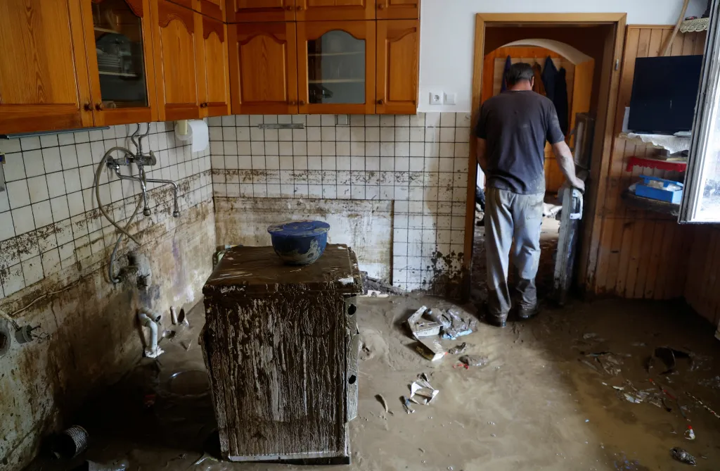 Lidé vyklízí naplaveniny ze svých domovů