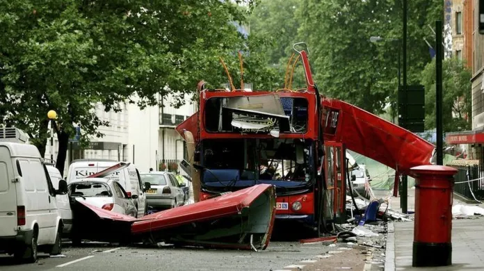 Zdemolovaný autobus poblíž Tavistock Square