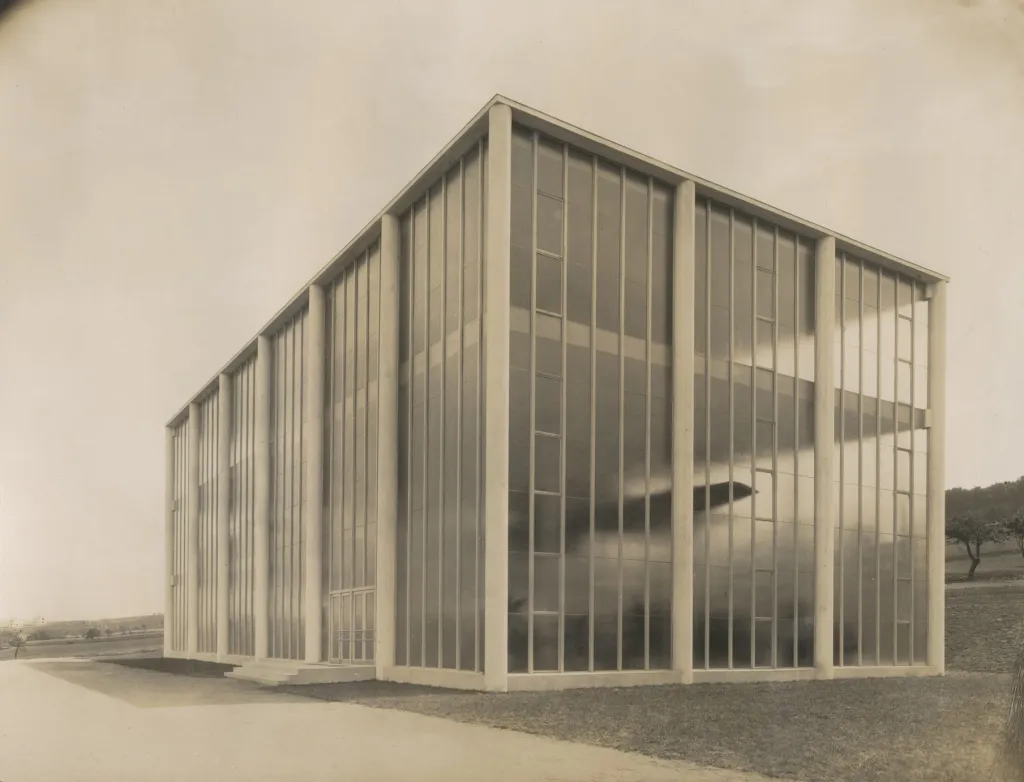 Fotografie z roku 1933. Architekt František Lýdie Gahura. Památník Tomáše Bati ve Zlíně