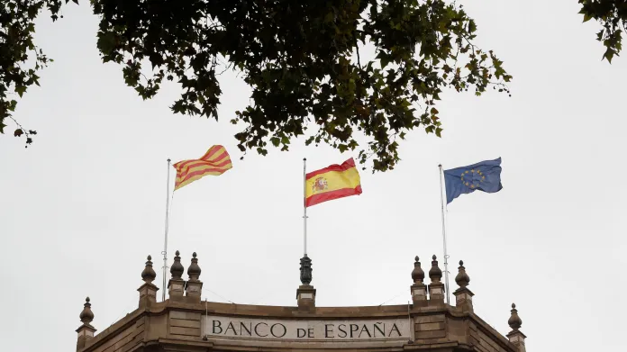 Katalánská, španělská a evropská vlajka na střeše banky Bank of Spain