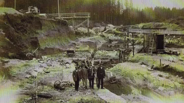 Povodně byly v kraji vždy poměrně časté. Proto byl roku 1904 pověřen tajný vládní rada prof. dr. Otto Inze z Cách vypracováním návrhu na přehradu. Realizace se však nedožil. Úkol byl nakonec svěřen stavebnímu inženýru W. Plenkerovi z Prahy. Stát věnoval na stavbu 1 062 400 korun. Na snímku stavební práce v roce 1913