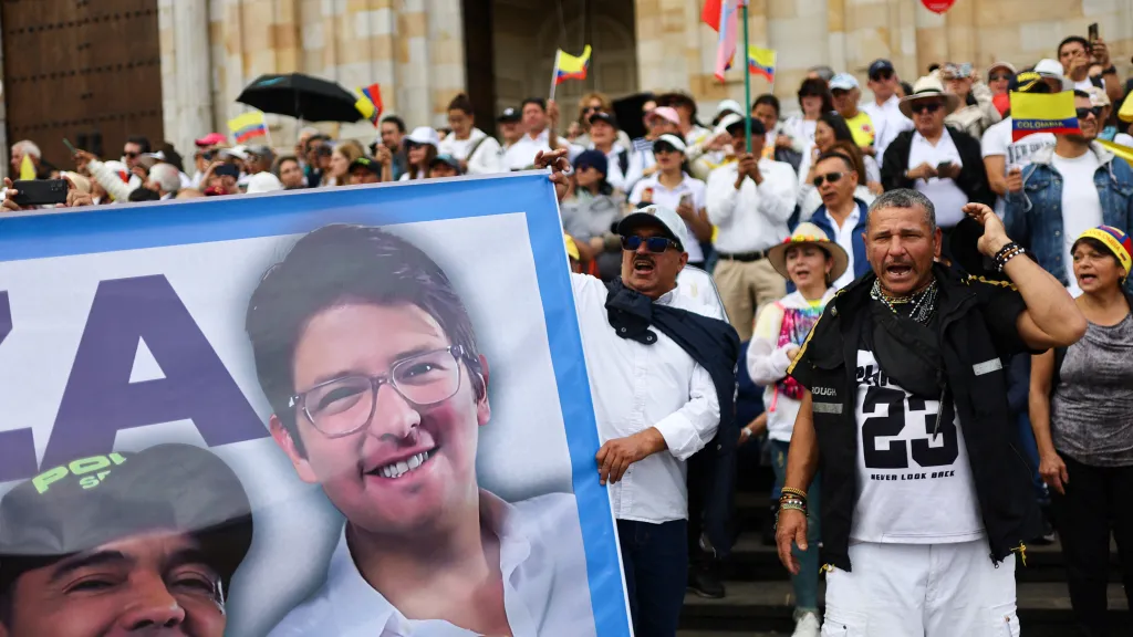 Lidé účastnící se tichého pochodu v Bogotě v polovině června poté, co byl postřelen senátor a možný prezidenský kandidát Miguel Uribe