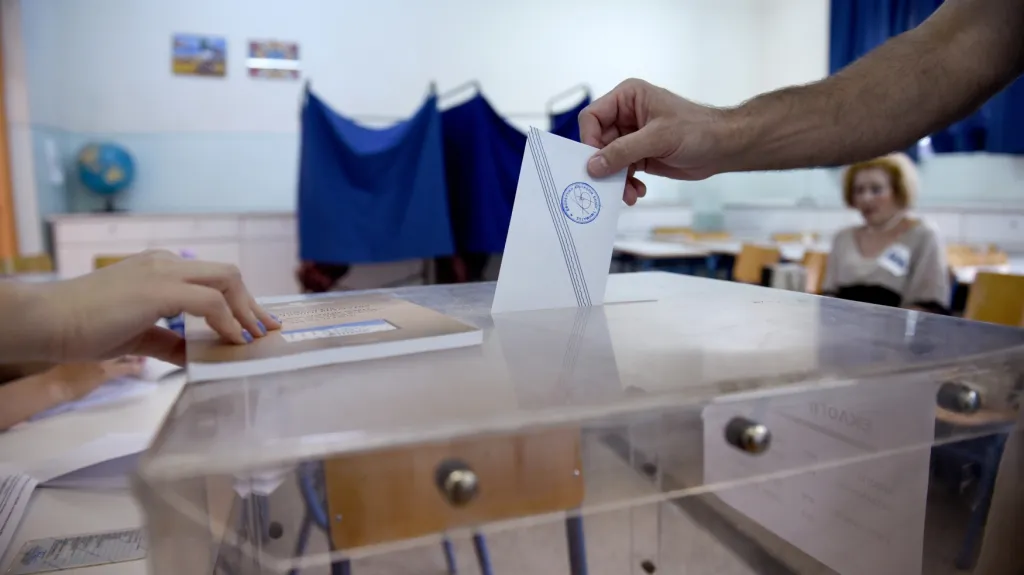 Řekové hlasují v referendu, které může rozhodnout o budoucnosti země