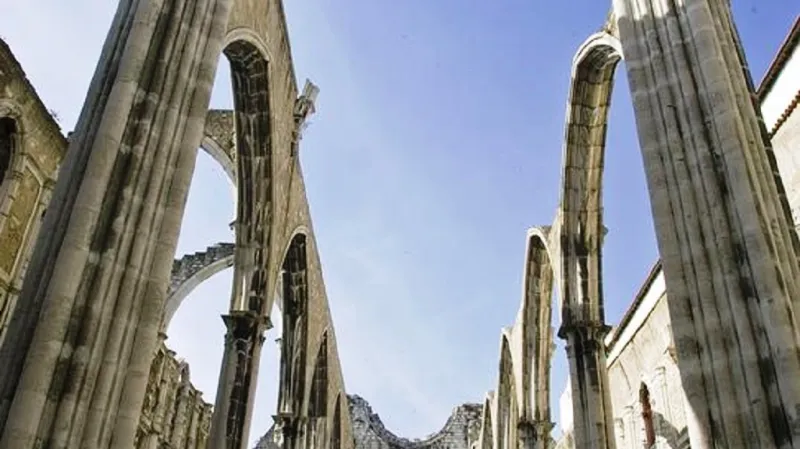 Zbytky kláštera Convento do Carmo zničeného při zemětřesení