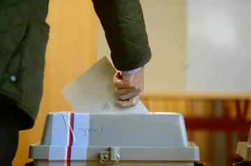 V několika obcích doplní eurovolby i místní referenda. Rozhodovat se bude o gigafactory i větrných elektrárnách