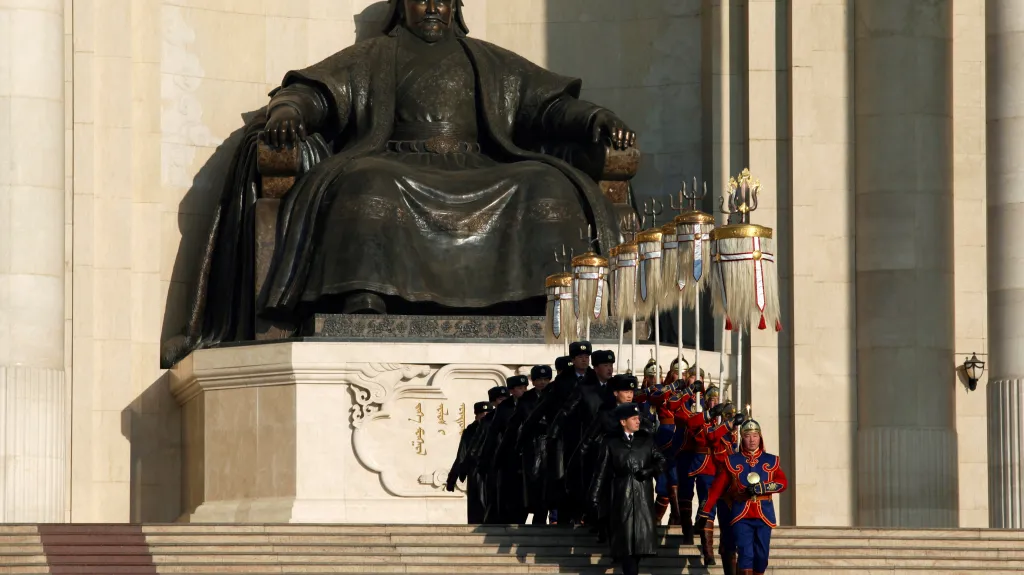 Obří socha Čingischána v mongolské metropoli Ulanbátaru