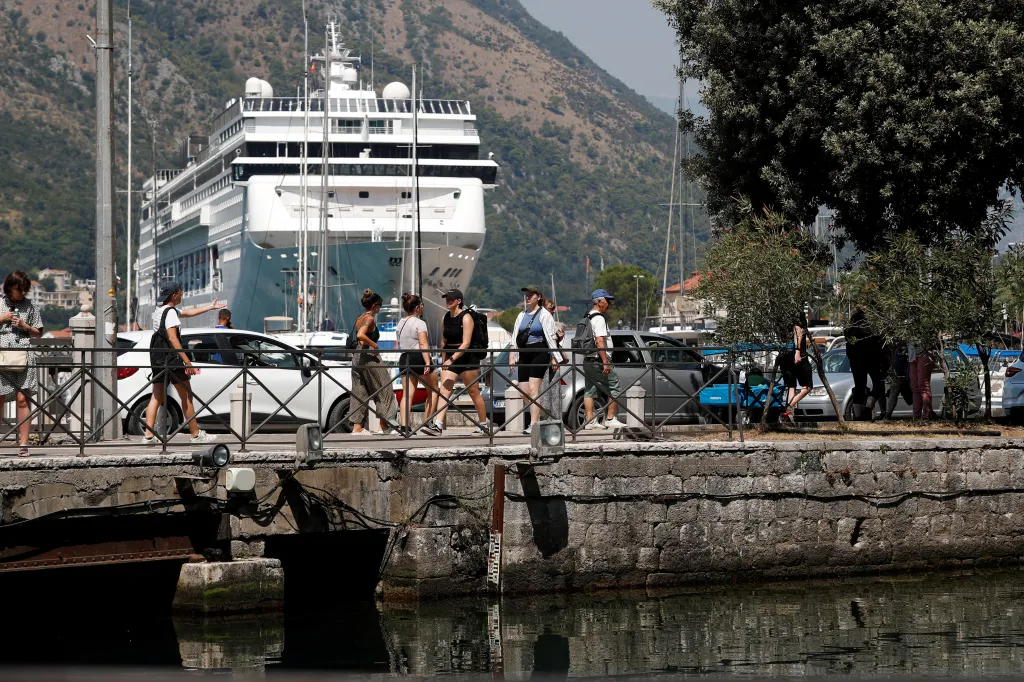 Město Kotor čelí davům turistů