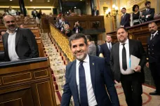V Madridu zasedl nový parlament. Poprvé v historii přivezli na ustavující schůzi poslance z vězení