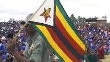 Vlajkonoš s vlajkou Zimbabwe