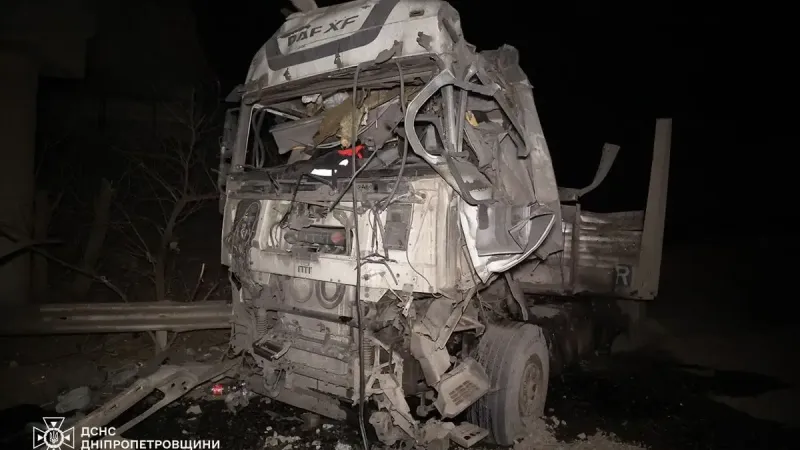 Ukrajinští hasiči bojují s následky ruského ostřelování v Dnipru