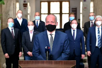 Tragédie, chaos, zmatek. Vláda se z jarní krize neponaučila, o koronaviru mluvit stále neumí, shodují se bývalí vládní mluvčí