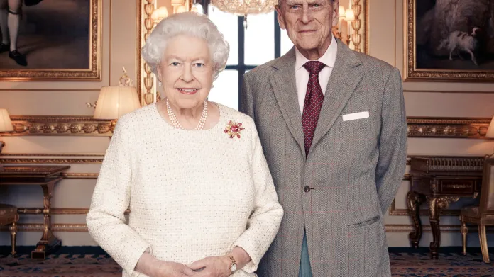 Oficiální portrét Alžběty II. a prince Philipa k platinovému výročí svatby