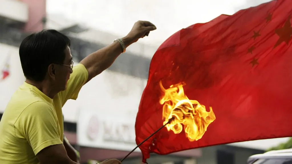 Filipínec pálí čínskou vlajku