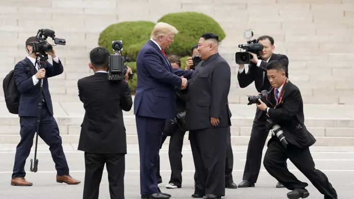 Donald Trump a Kim Čong-un si potřásají rukama