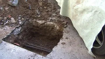 Auto dělníkům komplikovalo výměnu parkovacího automatu