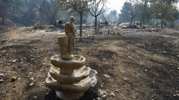 Obydlí ve Spring Valley postižená požárem
