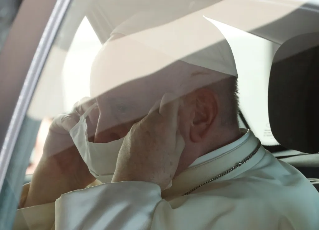 Po delší době si papež František nasadil roušku na obličej –⁠ poté, co se vrátil zpět do Vatikánu. Důvodem je nárůst pacientů s onemocněním covid-19