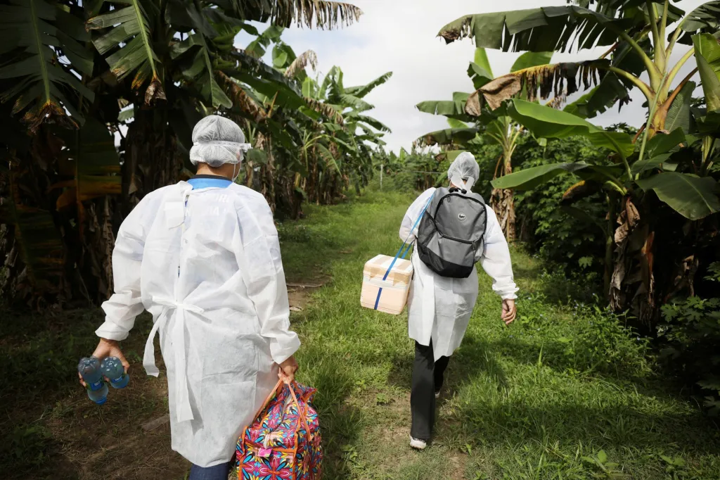 Očkování v Amazonii. Zdravotníci se vydávají do divočiny očkovat místní obyvatele Ribeirinhos, kteří žijí v povodí řeky Amazonky