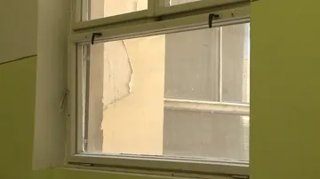 Stará okna nejdou dovřít, nemocnice bojuje se ztrátami tepla