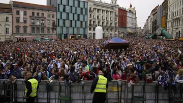 Brněnští fanoušci na náměstí