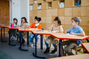 Už v pěti letech do školy. Předčasných prvňáků je čím dál více