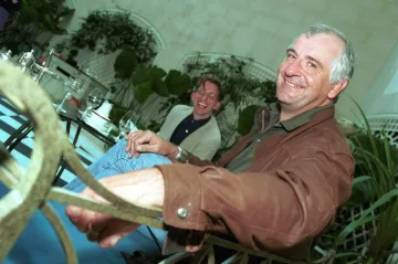 Lidstvo se už dvacet let toulá galaxií bez průvodce. Douglas Adams změnil žánr sci-fi