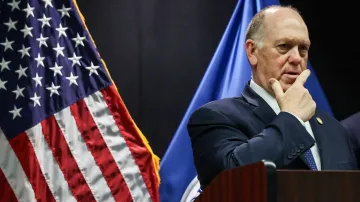 Tom Homan na tiskové konferenci