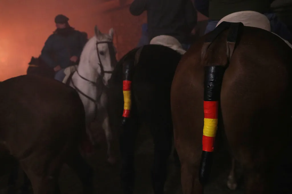 Koňům jsou před divokou jízdou svazovány oháňky, aby se od plamenů nevznítily