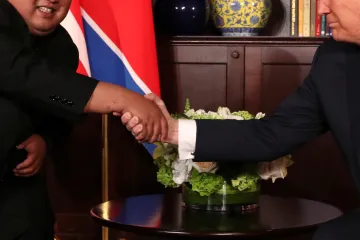 Srdečný stisk dává brutálnímu diktátorovi legitimitu, kritizují Trumpa komentátoři