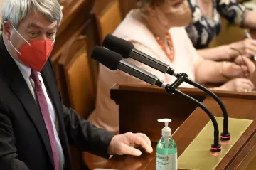 Vláda přečkala hlasování o nedůvěře, komunističtí poslanci před ním odešli ze sálu