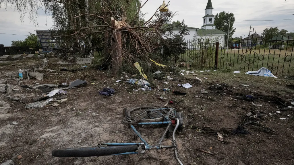 Následky ruského úderu na ukrajinskou obec Jarová v Doněcké oblasti