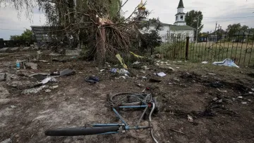 Následky ruského úderu na ukrajinskou obec Jarová v Doněcké oblasti