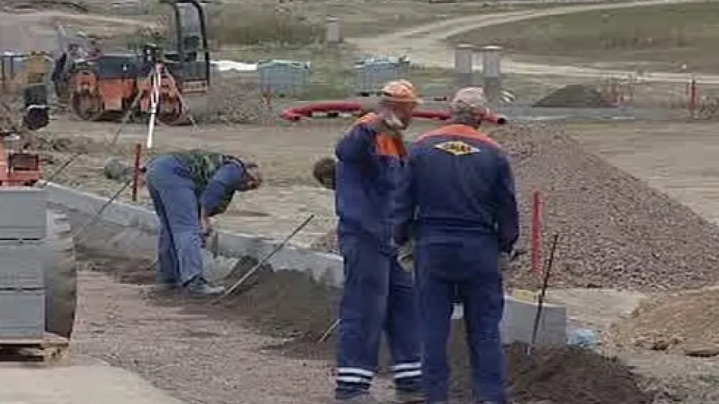 Dělníci budují infrastrukturu