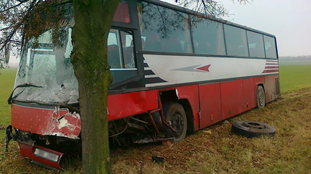 Nehoda autobusu a auta u Suchohrdel na Znojemsku