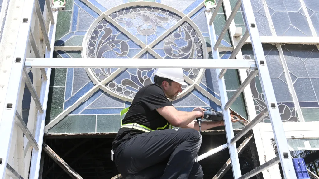 Začala oprava historických prvků v Průmyslovém paláci v Praze