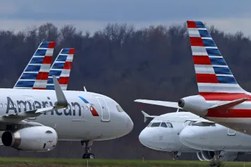 Průmysl a maloobchod v USA během března rekordně klesly. Americké aerolinky se dohodly s vládou na pomoci