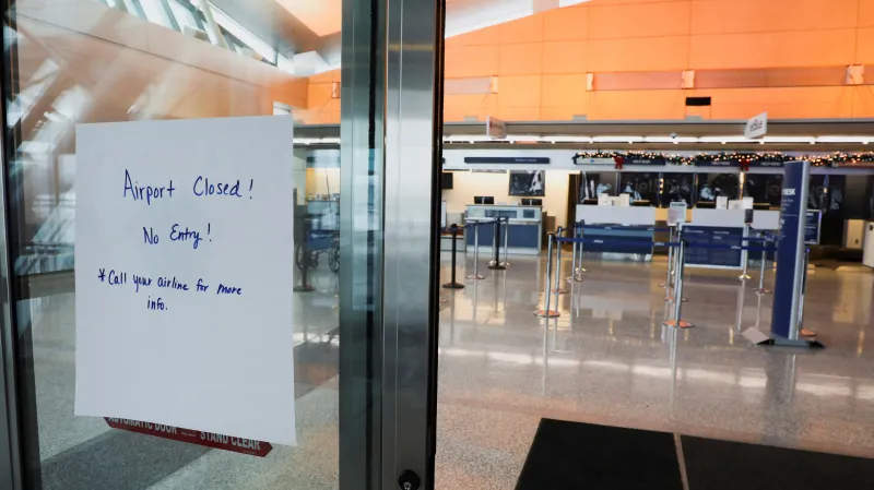 Mezinárodní letiště Buffalo-Niagara ve městě Cheektowaga ve státě New York se kvůli počasí uzavřelo