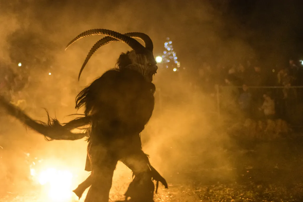 Krampusové zapálili ohně ve Vösendorfu